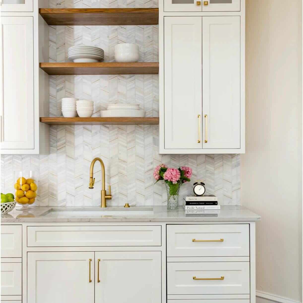 Ferrara Honed Chevron Marble Mosaic Tile in Bianco,